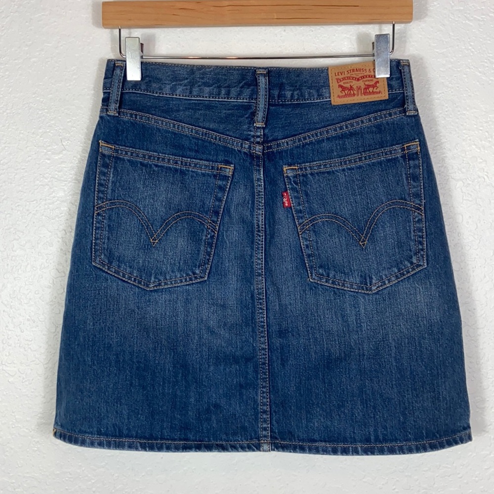 Like new Levi's classic medium wash retro Denim Skirt 26